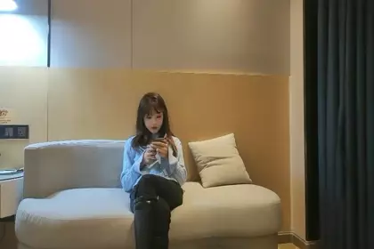 蓝衣网红脸妹子啪啪，口交摸逼擡腿侧入上位骑坐大力猛操