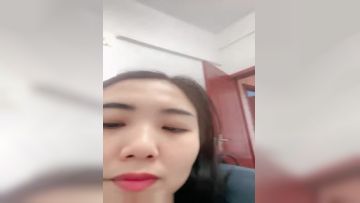 高端女白领你是真鸡巴骚，全程露脸办公桌前漏出骚奶子揉捏，逼逼里塞着跳蛋，跑到厕所掰着逼逼尿尿自慰舔淫水