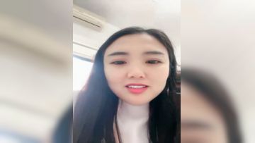 高端女白领上着班的刺激，漏出骚奶子揉捏秒脱裤子给狼友看逼差点被发现好刺激，到厕所尿尿自慰揉奶给狼友看