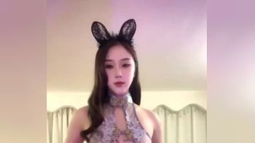 大波浪网红女神下海，剧情演绎勐男来收物业费，拔下裤子就要操，情趣耳朵装扮 ，黄狗撒尿姿势爆操小姐姐