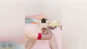 白皙韵味轻熟女露脸卖力深喉骚的不行，女上位清晰深入，掰腿侧入