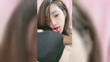 还是少妇会勾人，对着镜头跟大哥舌吻，喂大哥吃奶子，性感的情趣内衣让大哥舔逼，无套抽插多体位爆草内射了