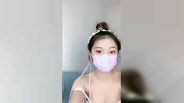 超级可爱内衣，脱下露出小白兔胸部，躺下主动自慰掰穴特写道具插穴粉嫩白虎