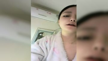 高颜值的姐妹花，露脸相互自慰，大眼睛水灵的很，都是人间尤物炮架子，掰穴淫水很多自慰第11集