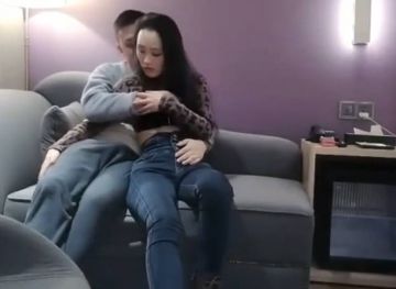 牛仔裤大长腿少妇激情啪啪