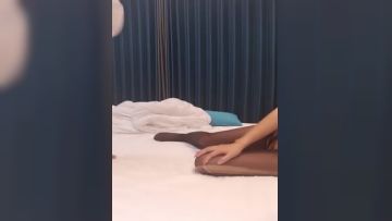 黑丝有露脸奶子上有纹身的小少妇跟小哥啪啪，口交足交大鸡巴，让小哥后入疯狂抽插，激情上位浪叫不止好骚啊