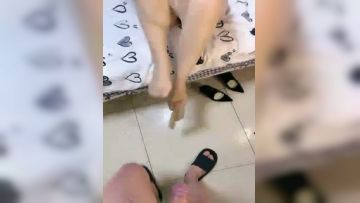 你舔鸡巴的样子真骚，露脸蛋蛋都快吸出来了，丝袜高跟诱惑，让大哥抱起来草，各种抽插蹂躏揉奶无套内射中出第01集