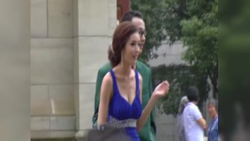 广场一路跟踪偷拍个正在拍摄的极品美女模特非常幸运有机会尾随到女厕一窥她的逼逼