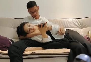 约了一个大奶少妇按在沙发上勐艹