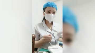 美容院大夫工作中玩直播给骚女做处女摸修复术直播给狼友看，自己还漏奶子玩奶头诱惑狼友，给逼逼打针真刺激