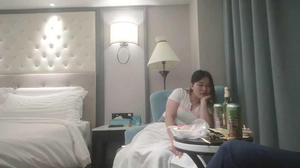 儿子的幼师老师被家长灌醉在酒店里迷奸 ！