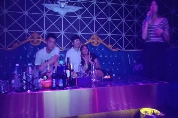 两对夫妻KTV唱歌，在KTV沙发上开操，一人一个埋头口交，翘起屁股后入抽插，操完继续唱唱歌