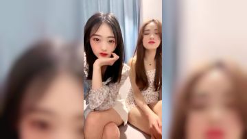 精精和腿腿两个极品良家妹子，老哥调教双飞翘起屁股脱掉内裤，超粉美穴肥逼抽插性感美臀，操完一个再来另一个