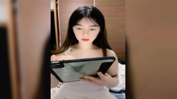 七彩主播--幼校老师❤️：极品在校大奶老师~B粉嫩啊~爱了爱了，校园清纯，回家露大淫屄，判若两人！第01集