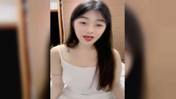 七彩主播--幼校老师❤️：极品在校大奶老师~B粉嫩啊~爱了爱了，校园清纯，回家露大淫屄，判若两人！第02集