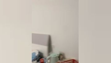 长相端庄的妹子，道具自慰躺下，岔开大腿，道具插穴来回摩擦，吸在地上狠狠插穴第01集