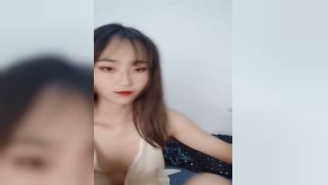 清纯欲女丝袜高跟全程露脸诱惑狼友，跟狼友互动撩骚妩媚风情，揉奶玩逼跳蛋塞逼里转动，高潮喷水淫荡又刺激第08集