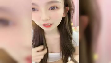 水灵灵的大眼睛极品女神，躺下露出粉嫩大胸部超近景特写蝴蝶粉穴干净诱人多汁第03集