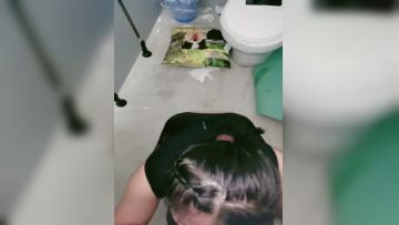 开档黑丝露脸风骚的大屁股少妇深夜跑到公测勾搭大哥激情啪啪，直接在厕所内口交大鸡巴躺在地上让大哥爆草