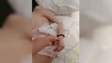 白丝露脸情趣装极品小妞酒店跟大哥激情啪啪，让大哥压在身下爆草蹂躏，淫声荡语不断嫩逼小特写展示，好骚第02集