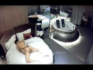 喷血推荐-豪华套房11月偷拍气质漂亮的短发美女被男友抽插要射时突然不让干了,担心太勐把套干破