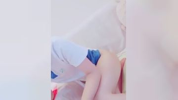 嫩到出水的萝莉学生妹穿着学生制服收费开播 肤色红润白皙 娇乳粉穴