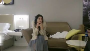 深夜约了个丰满少妇TP啪啪，喜欢沙发上玩弄一番上位骑乘勐操