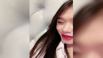 风骚大学生露脸激情大秀直播，跟狼友互动撩骚听指挥脱光了揉奶抠逼自慰，骚特写展示，淫水多多流出好淫荡第02集