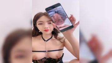 发骚的御姐小少妇全程露脸跟狼友互动撩骚，分享手机里的性爱片段，撅着屁股让大哥调教，手指捅菊花爆草抽插第05集