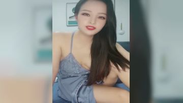 极品御姐的诱惑，全程露脸黑丝情趣，互动狼友撩骚不断，精彩又刺激，淫水把逼毛都湿透，道具抽插呻吟可射第02集