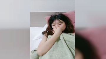 年轻人的淫乱聚会激情派对，露脸口交大鸡巴年轻粉嫩，口交大鸡巴让几个小哥轮草抽插，有的逼毛都没长齐刺激