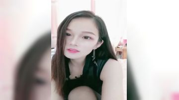 气质高挑尤物露脸大黑吊深喉自慰深喉插嘴，表情骚气横生，岔开腿露出白虎第04集