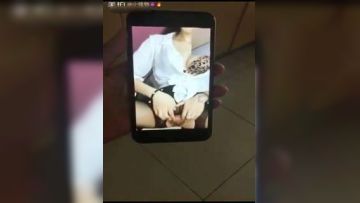 胸大腰细的网红美女鹿少女在家性欲难耐和男友手机视频勾引他,在椅子上被操的大叫：小骚逼好爽,大鸡巴操死我!