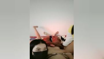 双女姐妹花一起干鸡巴，大奶子骚妹妹撸着大哥的鸡巴就要吃，精瘦小哥轮草两女各种姿势打桩机爆草浪荡呻吟