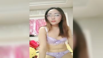 轻熟女气质美少妇，大姨妈来了，展示分泌物，卫生间尿尿尿力十足喷的老高,自称黑蝴蝶第01集