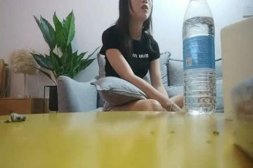 首秀极品嫩妹，腿上纹身超近距离视角拍摄，深喉大屌骑上来整根插入，转战到床上勐操