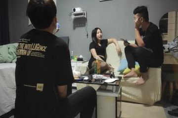 今夜换外围 2600网约漂亮女神 粉胸翘臀 沙发女上位激情四射 兄弟围观尤物高潮