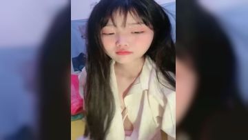 清纯可爱学妹露脸刚下海不酒大秀直播赚外快，在狼友的金钱攻势下展示，全裸脱光互动撩骚，掰开小穴玩小豆豆第02集