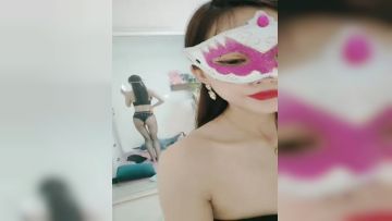 #直播_性感红唇网红美女！黑色网袜大长腿！扭腰摆臀诱惑，扒开骚穴特写