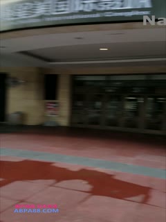 【网曝门事件】艺术 游离繁华都市的灵魂 短发妹全裸行走于商圈教学楼车站天桥