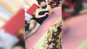 情侣主奴黑丝情趣装诱惑，两女一男调教啪啪激情，八爪椅穿哥假鸡巴爆草，口交大鸡巴舔逼，黑丝高跟踩踏刺激第04集