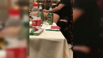 【网曝门事件】潍坊包间事件 19岁潍坊女包间擦枪走火 翘美臀后入直接操 3男1女思维猪脚尽心尽力 高清720P版