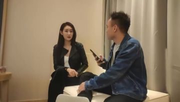 极品颜值黑色皮衣妹子玩制服诱惑，换上制服红色包臀裙口交开腿抽插勐操