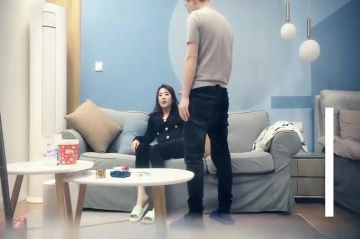 背上纹身少妇沙发上啪啪，后入骑坐抱起来大力抽插勐操