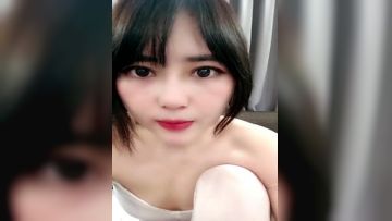 卡哇伊白皙皮肤蜜桃臀萌妹纸自慰诱惑，翘起屁股半脱下内裤揉穴，两根手指插入扣弄，呻吟娇喘喊哥哥