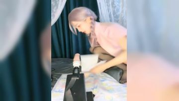 麻花辫网红美女！无毛粉穴炮机自慰！跳蛋塞入骚逼