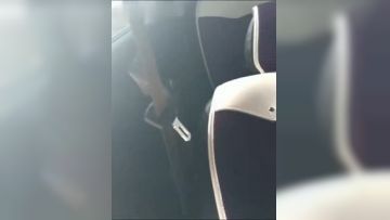 骚母狗乖乖的钻到车上主动脱裤子无套内射