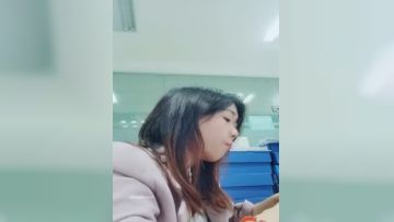 清纯小野喵】在外资公司上班美丽小姐姐~上班偷偷直播!~！！✨✨✨--无声音时是主播关的，怕泄露公司机密_20220525_144102