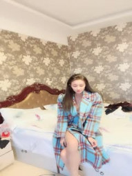 很会打扮的极品美御姐范气质女郎，超多角度完美展现自己一线天