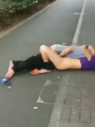 光天化日就在车水马龙 人来人往的马路上就地正法 这得有多饥渴 NB啊